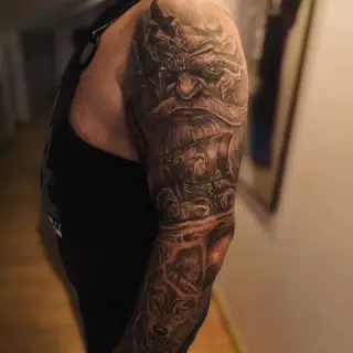 Pełny rękaw black and grey z postaciami i ornamentami na ramieniu – SHADY TATTOO Wieluń